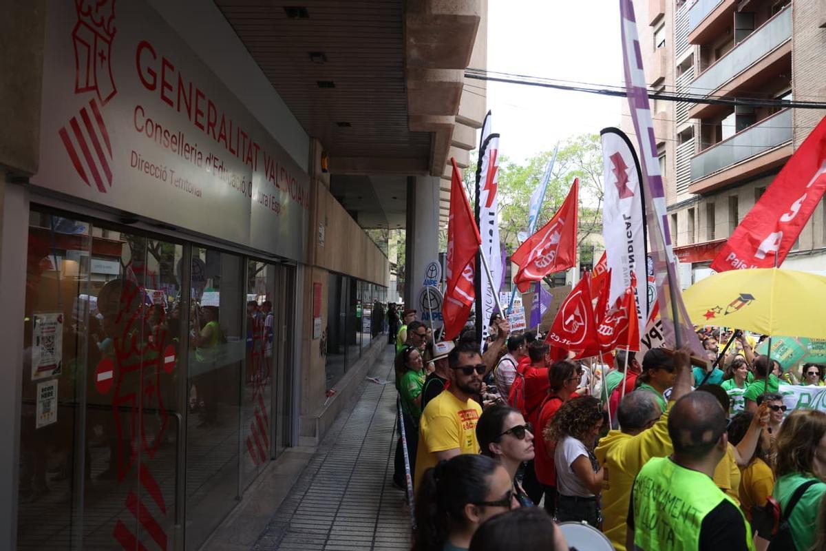 Protesta de los profesores frente a la sede territorial de Educación en Alicante