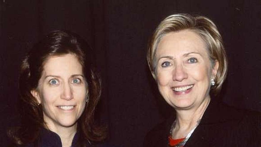 Diana Villarnovo, con Hillary Clinton. / la opinión