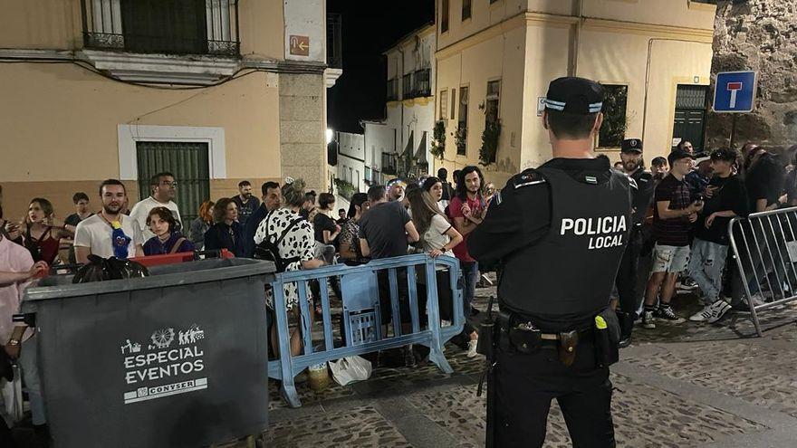 Momento en el que la policía acordonó la plaza Mayor por seguridad, ayer a medianoche.