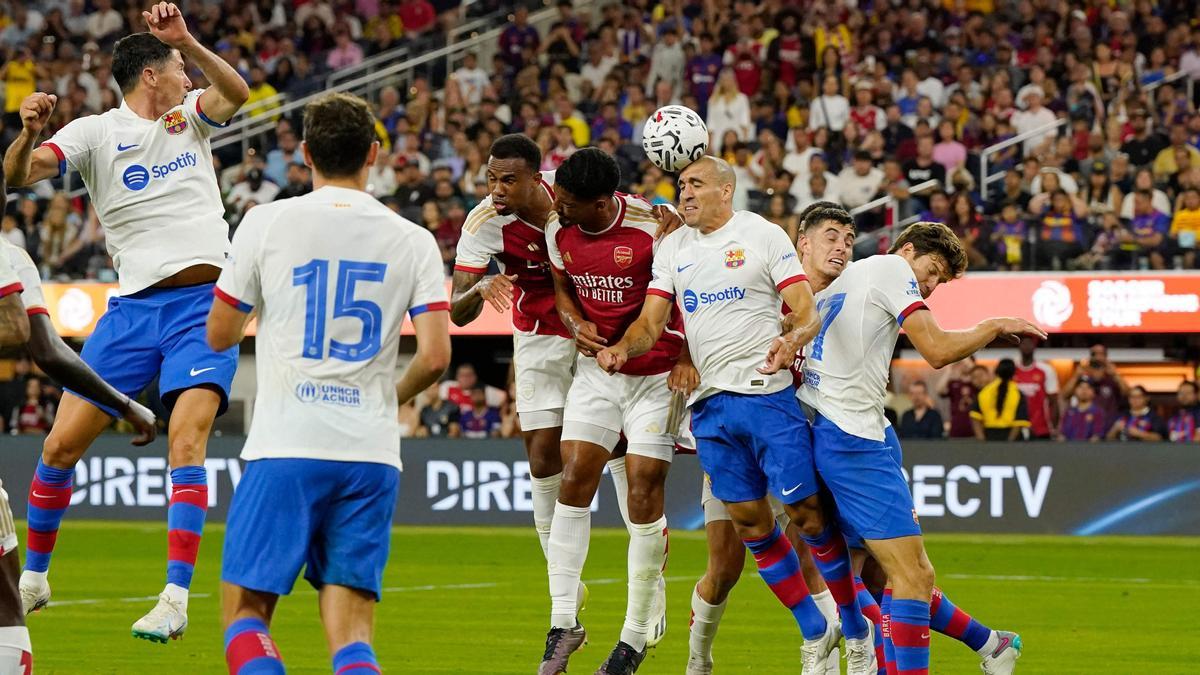 Oriol Romeu despeja el balón en un córner del Arsenal en el primer tiempo.