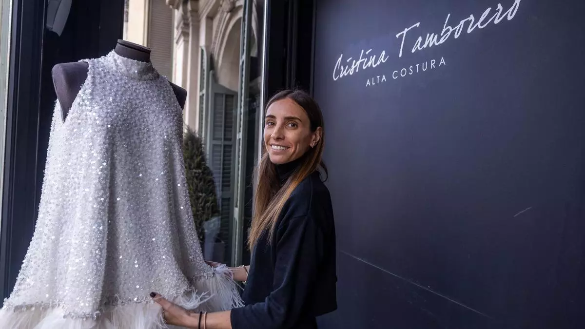 Cristina Tamborero, diseñadora nupcial: "Se llevan mucho los vestidos de novia dos en uno y en mi caso, el trabajo artesanal"