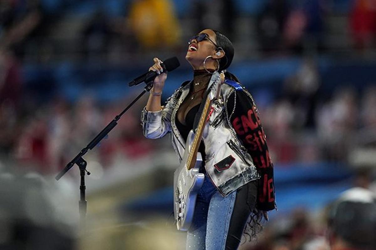 La cantante H.E.R en la Super Bowl 2021