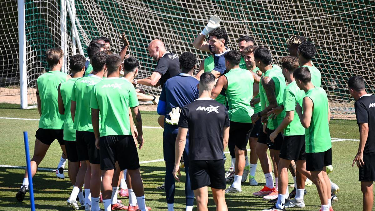 Tranquilidad y buen rollo en el entrenamiento del Elche CF previo a su decisivo enfrentamiento contra el Deportivo de La Coruña