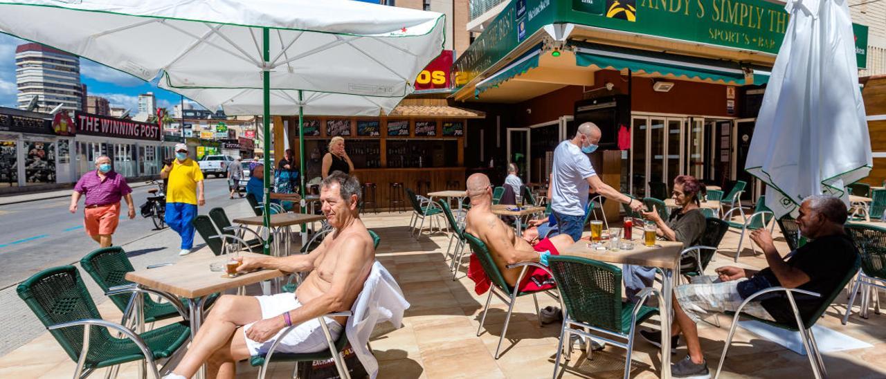 Residentes extranjeros en uno de los bares abiertos en la «zona inglesa» de Benidorm. DAVID REVENGA