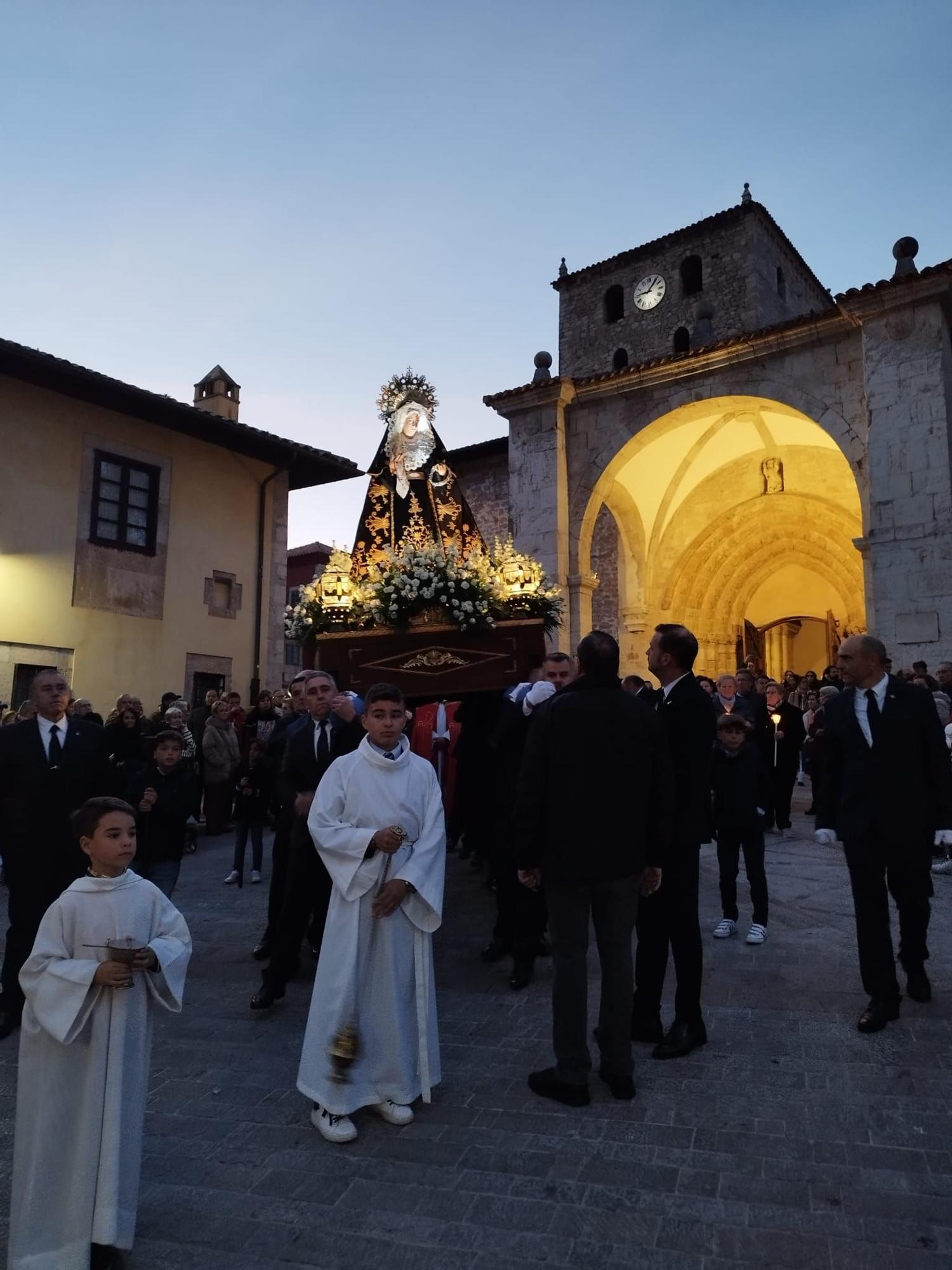 El Cirineo, La Magdalena y La Dolorosa procesionan por las calles de Llanes durante el Vía Crucis del Miércoles Santo