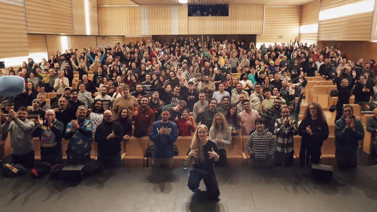 La alemana Anika Nilles, en primer plano, tras su actuación es aplaudida en el Alteisa Drumfest.