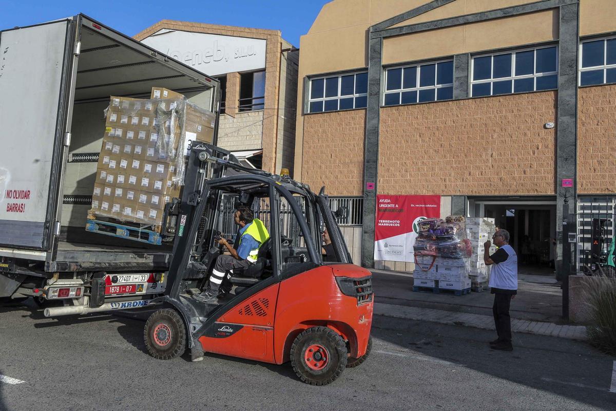 Elche envía hoy a Marruecos tres tráilers con 70 toneladas de ayuda humanitaria