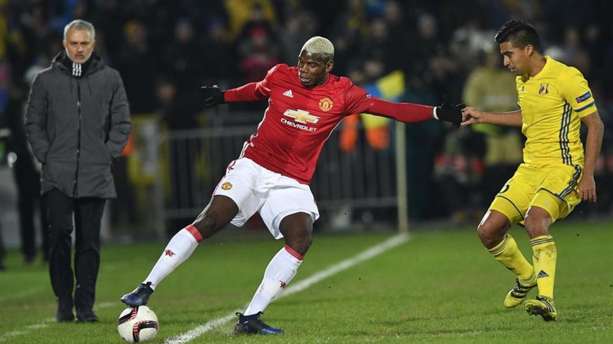 Mourinho, observando a Pogba en el partido de ayer