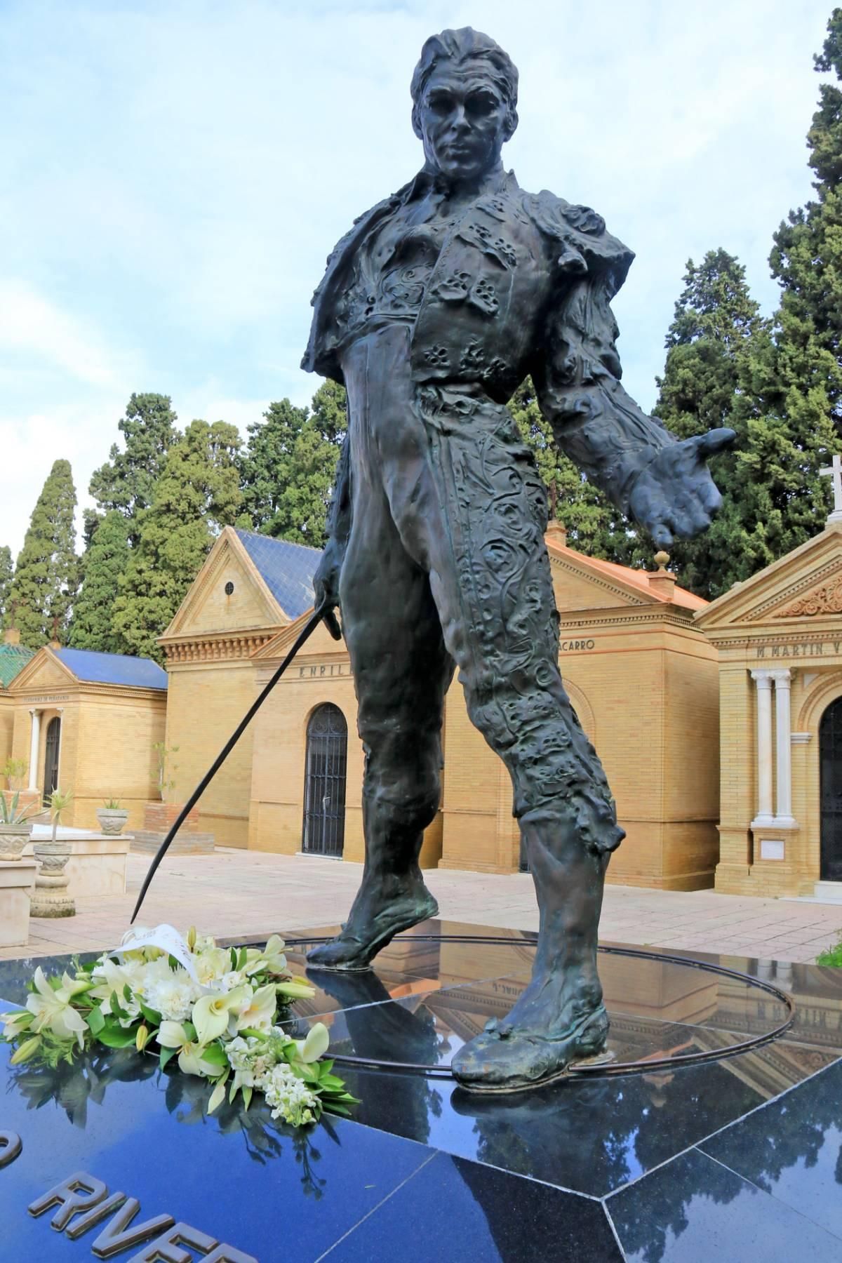 La estatua de la tumba de Paquirri, antes de que su estoque fuera retirado sospechosamente