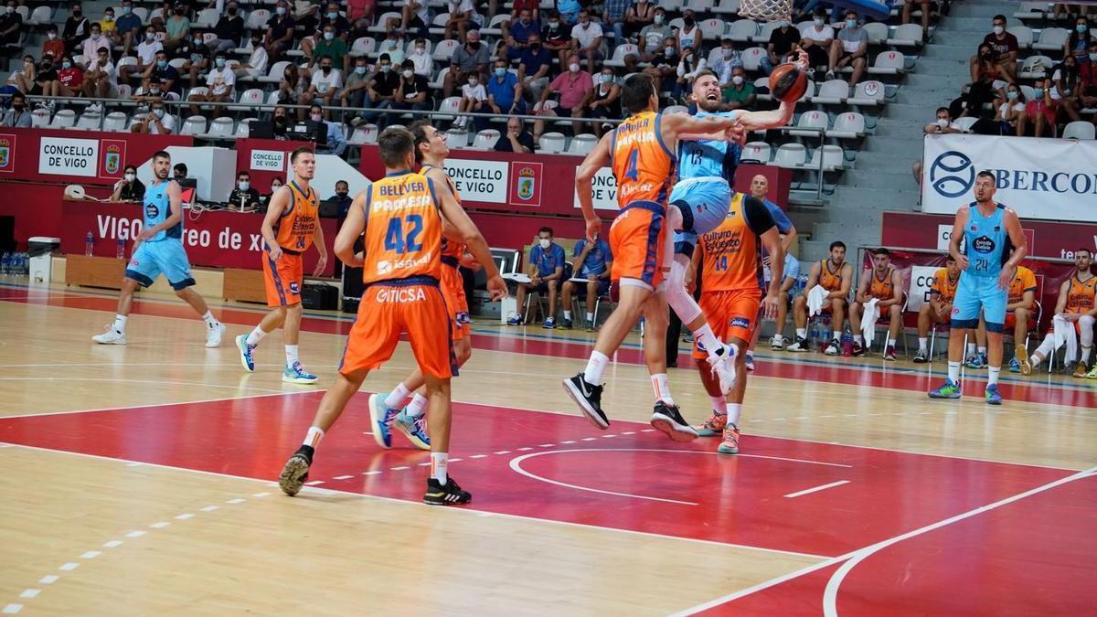 Acción defensiva del Valencia Basket ante el Breogán Lugo