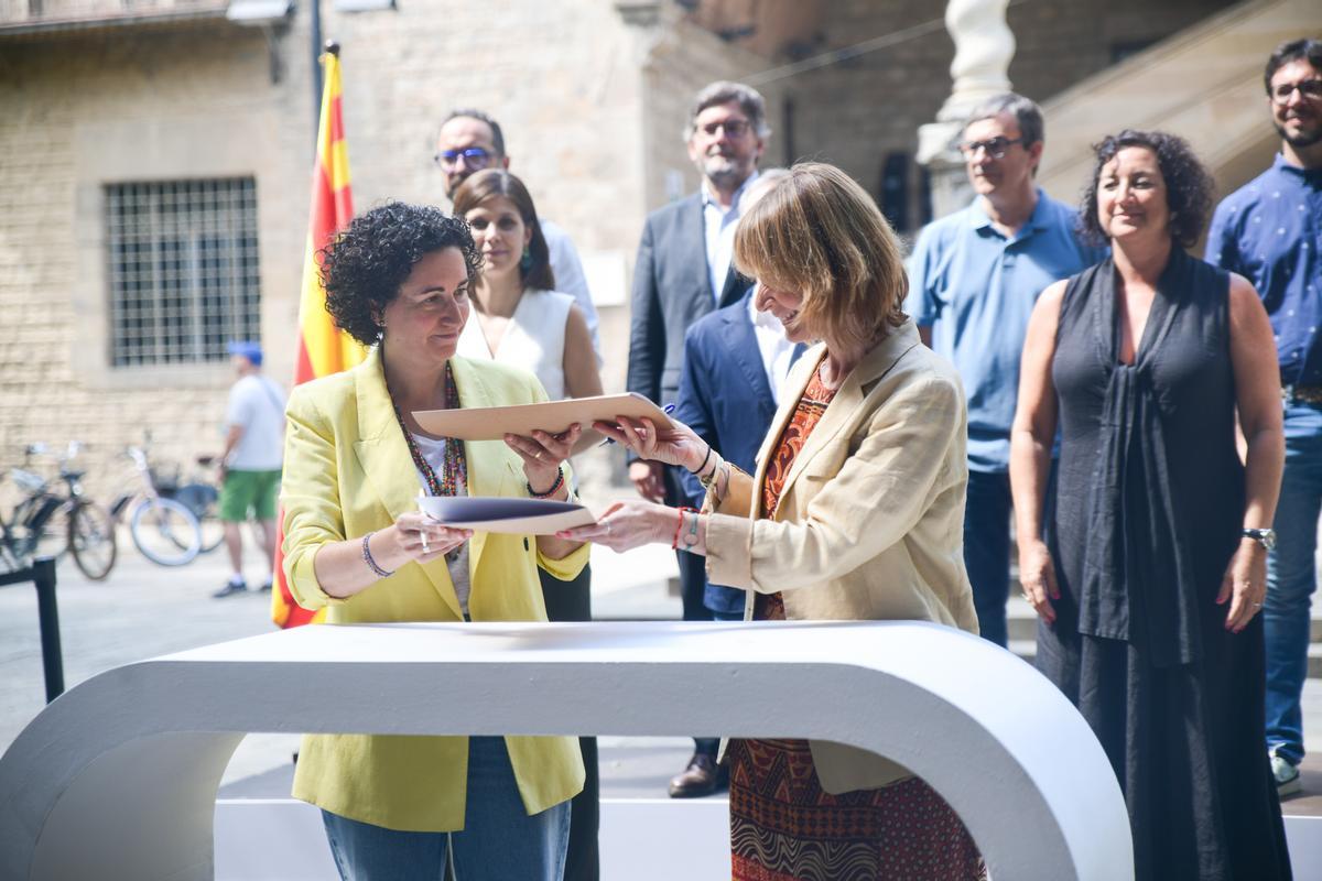 Lluïsa Moret y Marta Rovira firman el pacto de investidura PSC-ERc ante la Biblioteca de Catalunya