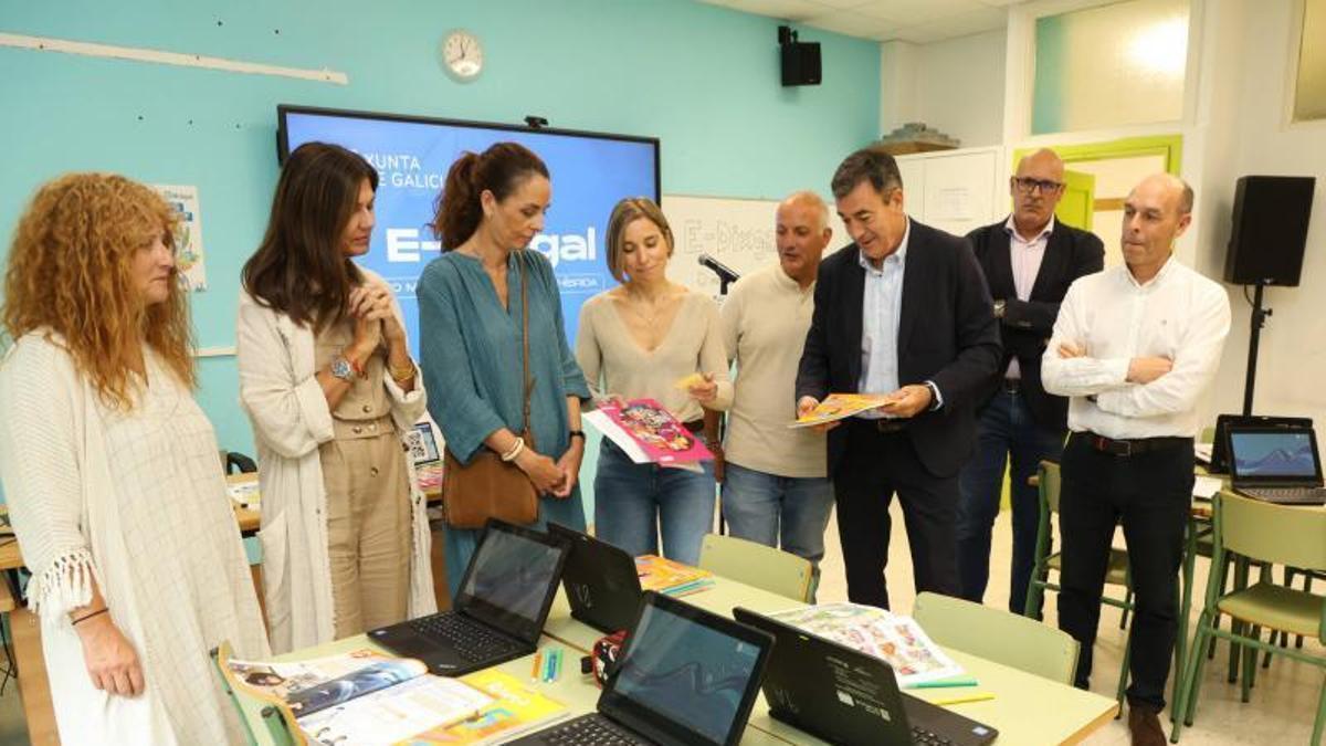 El conselleiro de Educación, Román Rodríguez, presenta una fase del modelo híbrido de E-Dixgal.