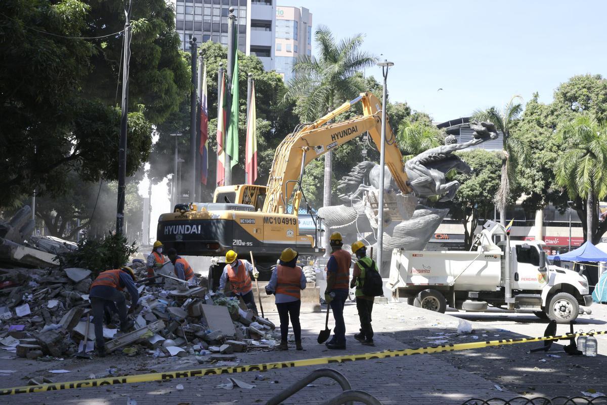 Trabajadores retiran escombros de la Plaza de Bolívar tras el terremoto de magnitud 7,4 que sacudió la víspera la mayor parte de Colombia, este martes en Pereira (Colombia).