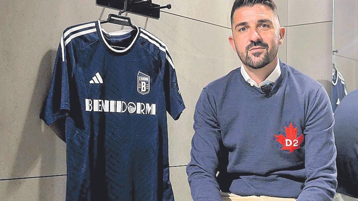 El ex futbolista David Villa atiende a Superdeporte tras firmar autógrafos en una tienda de deportes
