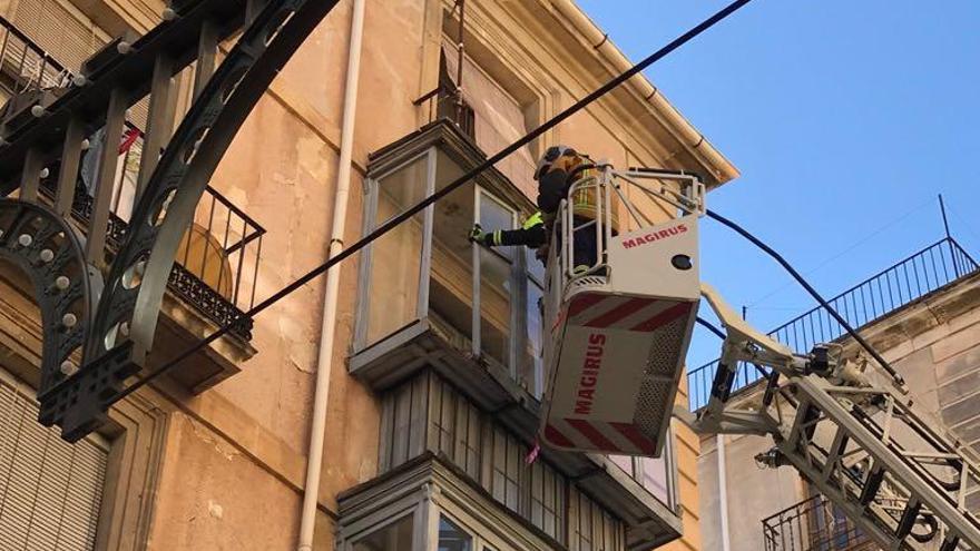 El fuerte viento arranca una ventana y la lanza sobre un vehículo en Alcoy