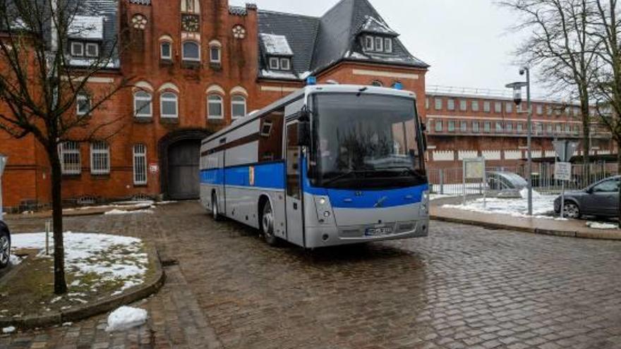 Un autobús surt de la presó de Neumünster, on està empresonat Carles Puigdemont.