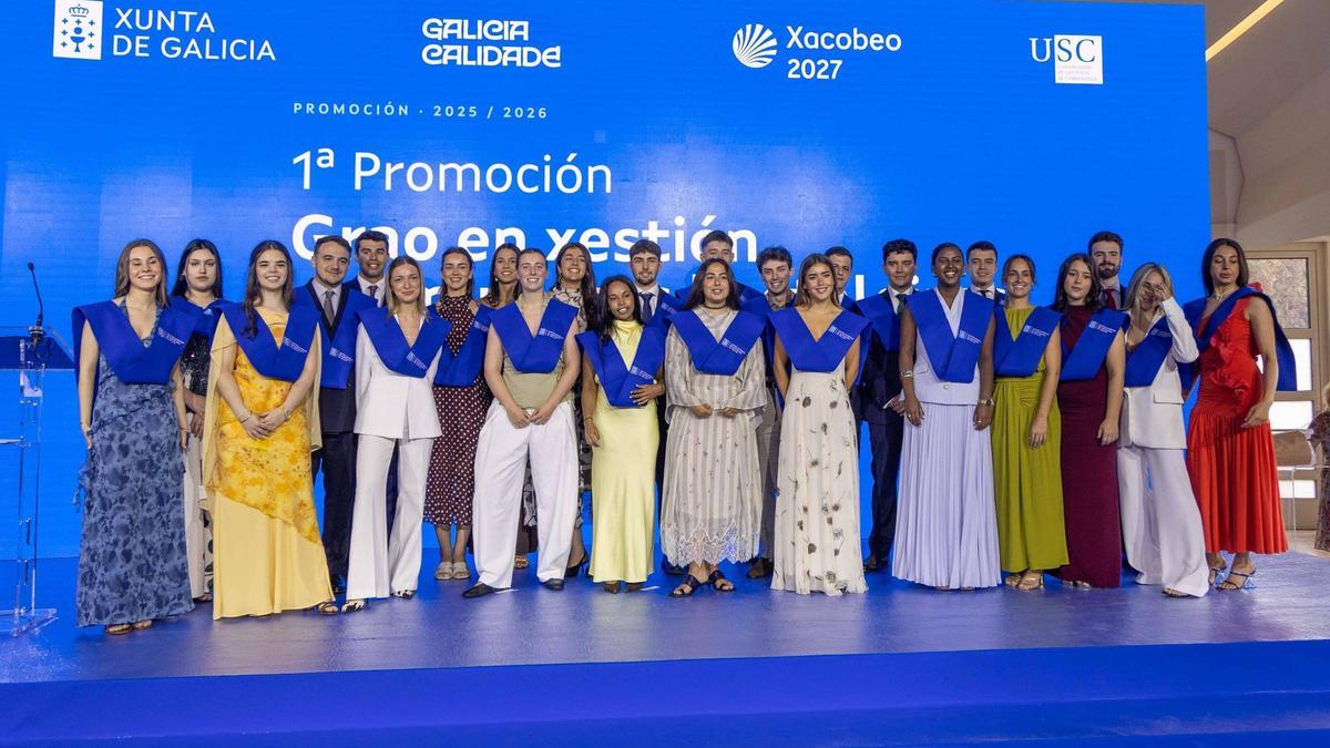 Graduados de la primera promoción de Xestión de Empresas Hostaleiras, este sábado en Santiago