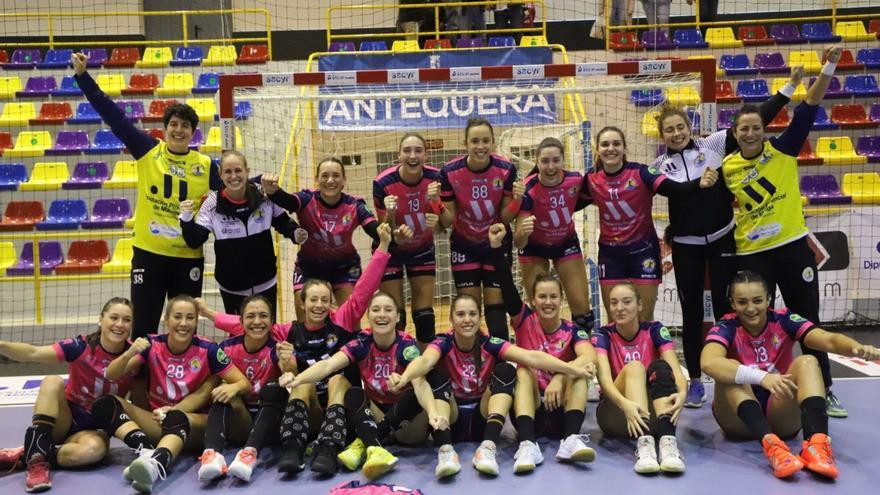 Las jugadoras del Costa del Sol celebran su pase a la siguiente ronda en la EHF European Cup.