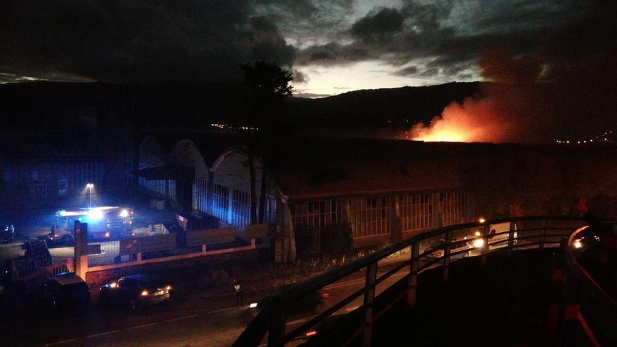 Ingresado muy grave con quemaduras tras el incendio en una fábrica de Pontevedra