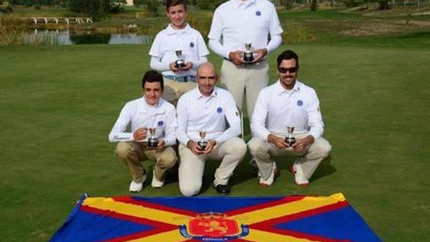 El equipo de la Comunidad Valenciana muestra sus trofeos.