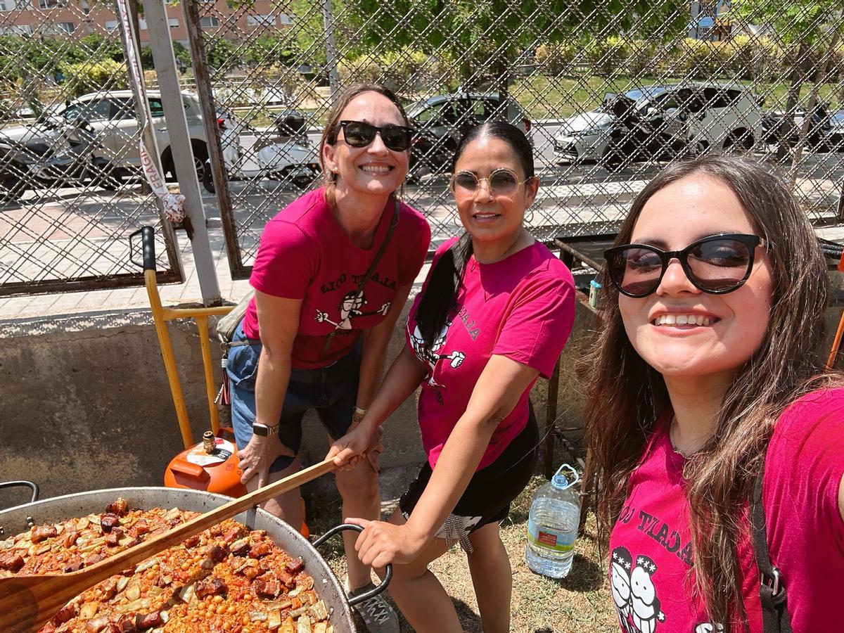 La colombiana Xiomara Gómez, en el centro, prepara un arroz con su comisión