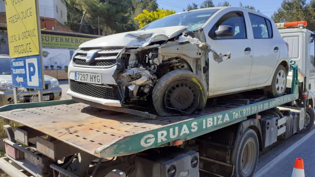 Así ha quedado el coche tras el impacto.