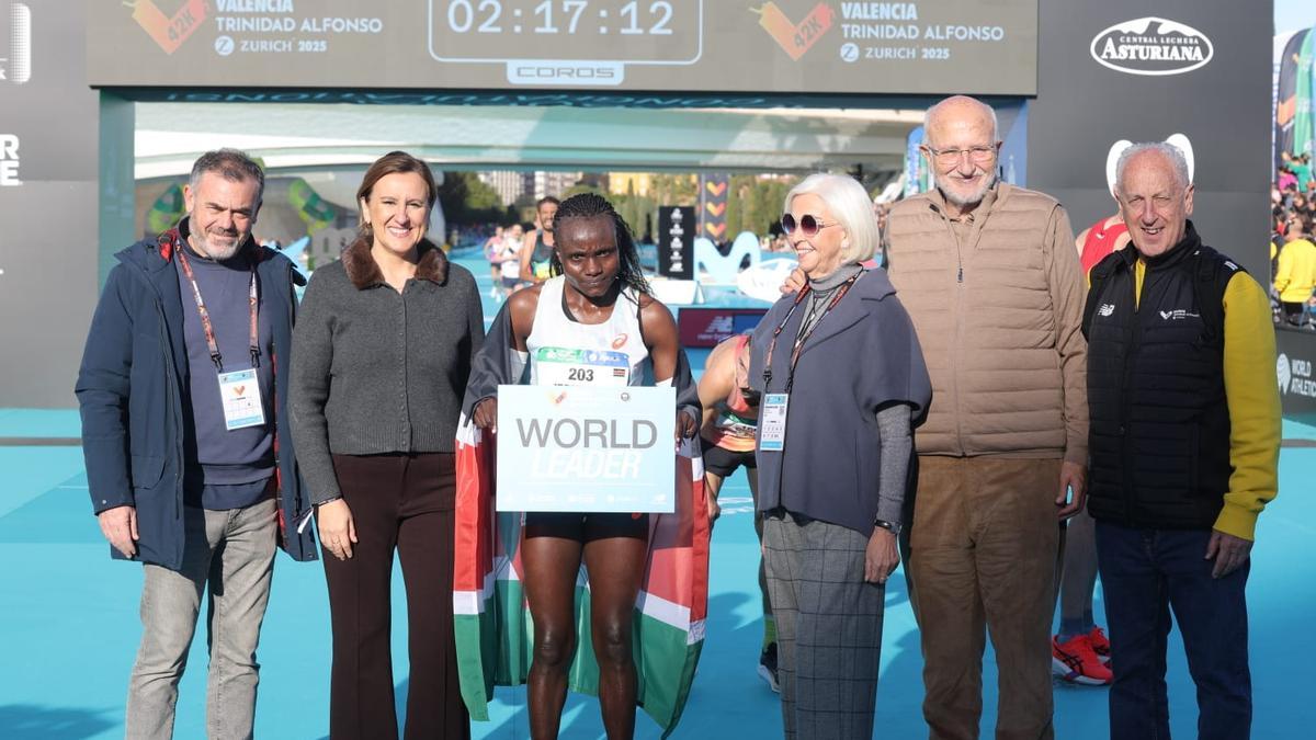 Paco Borao, a la derecha junto a Juan Roig y Hortensia Herrero, tras el final de la prueba femenina.
