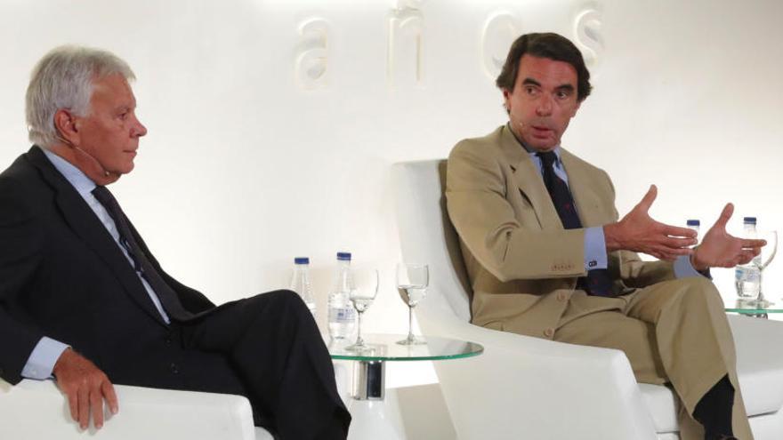 José María Aznar (d) y Felipe González (i).