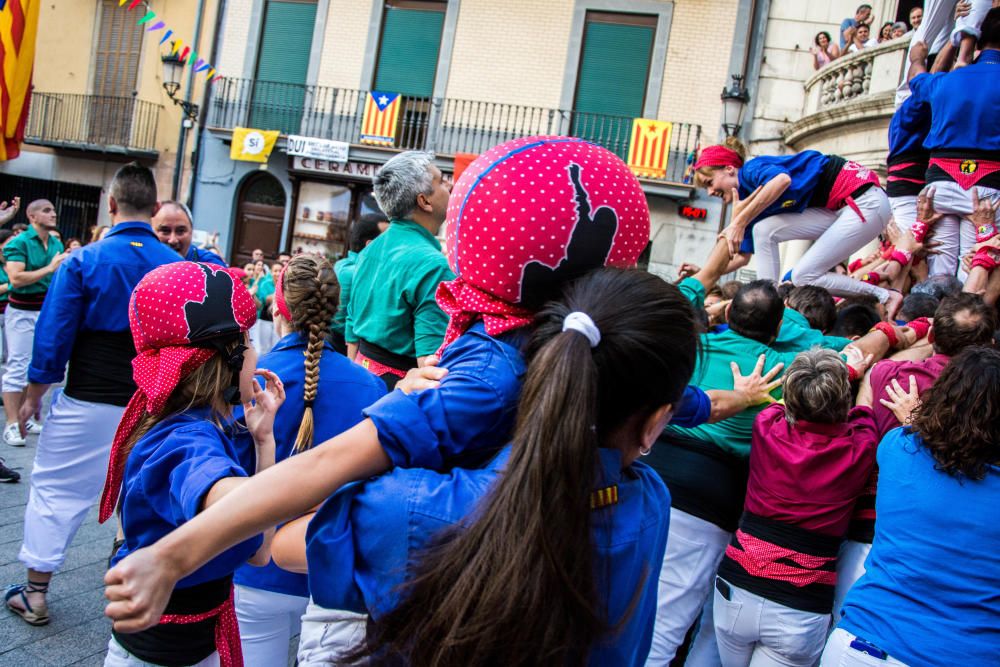 Els castellers de Berga descarreguen la primera construcció de vuit pisos