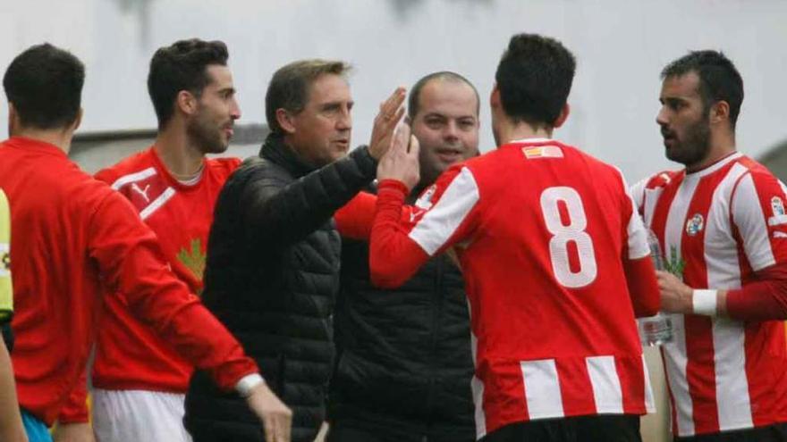 Balta felicita a Huertas tras un gol.