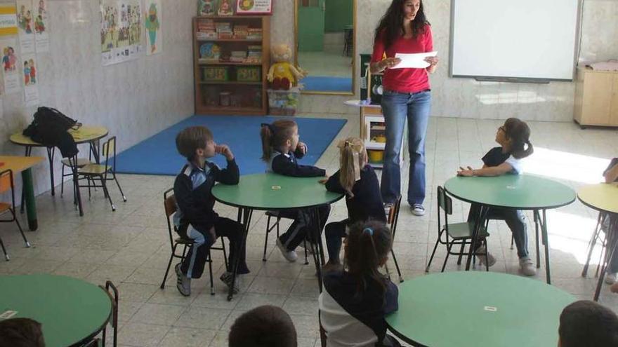 Una de las profesoras del nuevo programa se presenta a los alumnos de educación infantil. Foto