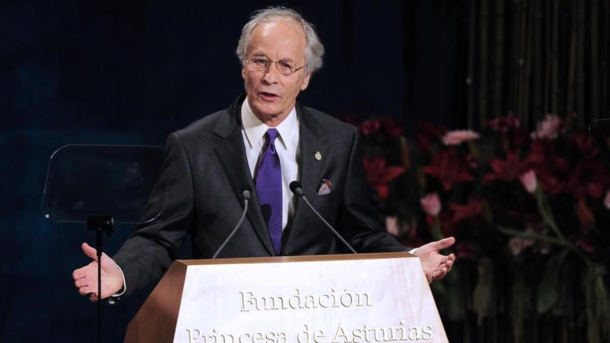 rtapounet35995088 us writer richard ford delivers a speech before receiving th161022094328