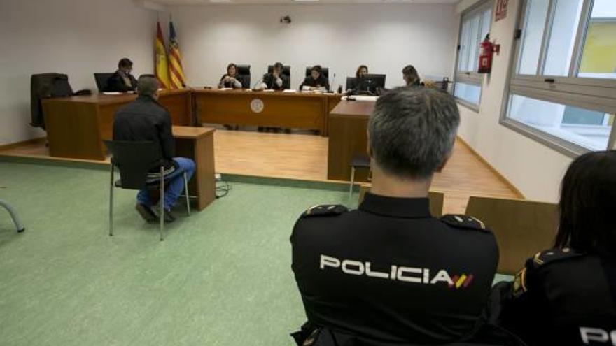 El acusado ayer durante su declaración en el juicio celebrado en la Audiencia de Alicante.