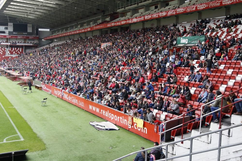 La afición arropa al Sporting en su último entrenamiento de la temporada