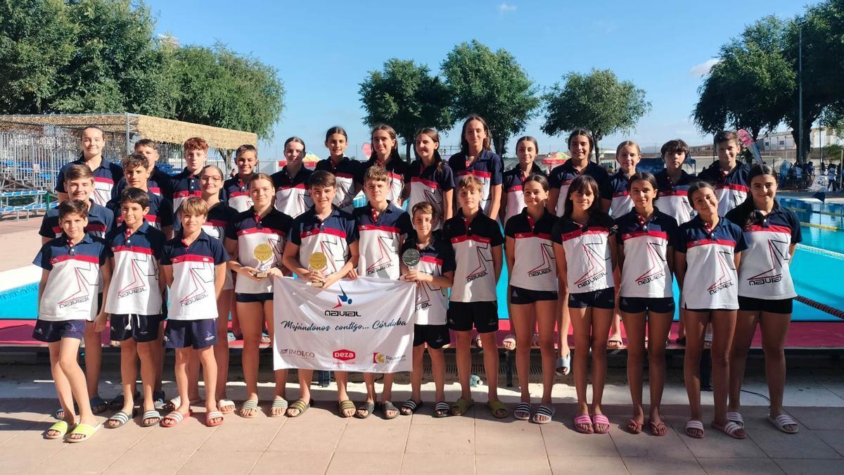 El Navial, con los trofeos ganados en el Campeonato de Andalucía alevín de natación.