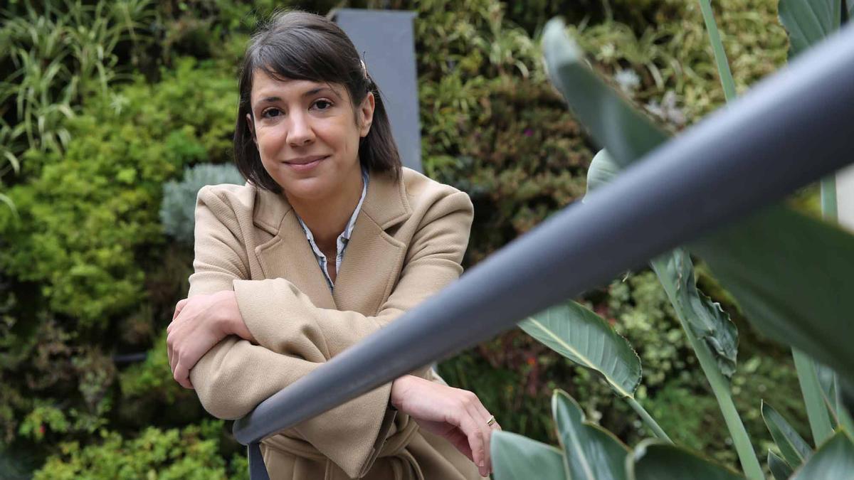 La escritora bilbaína Aixa de la Cruz, autora de 'Todo empieza con la sangre'.