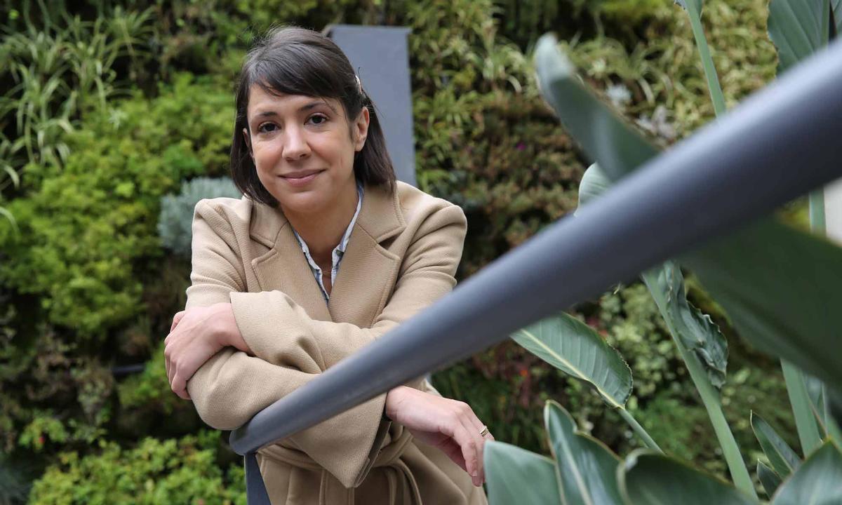 La escritora bilbaína Aixa de la Cruz, autora de 'Todo empieza con la sangre'.