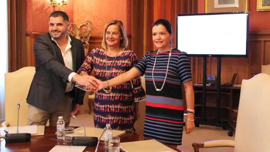 Uxío Benítez, Carmela Silva y Nidia Arévalo, tras la firma del convenio. / FdV