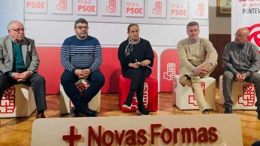 Carmela Silva con José Manuel Gómez Rial, Luis Piña, José Fernández Muradás y Carlos Eduardo Claro, ayer en A Cañiza. // D.P.