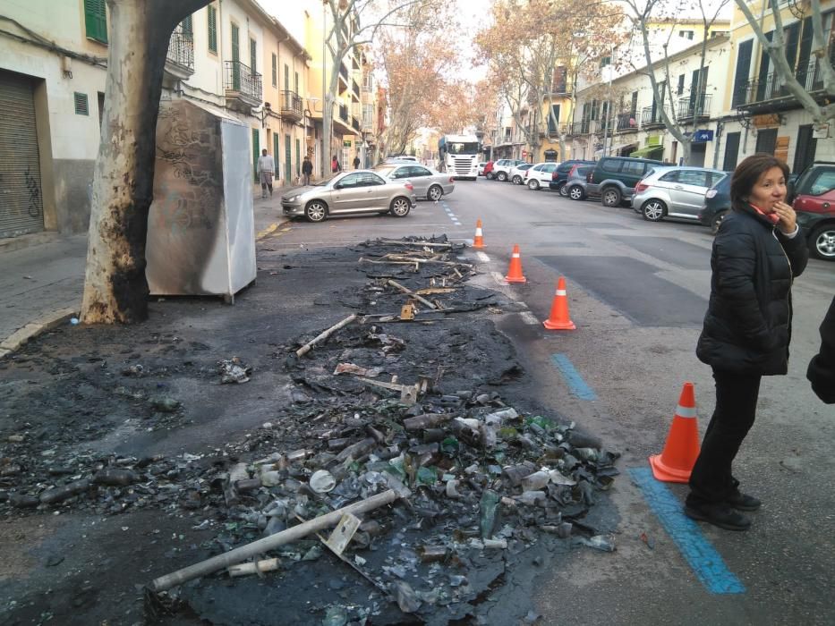 El pirómano vuelve a actuar y quema diez contenedores y destroza coches en Palma