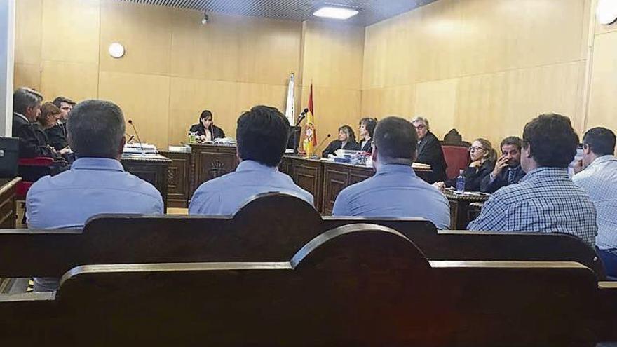 Los 4 acusados y una decena de abogados, antes del acuerdo. // FdV