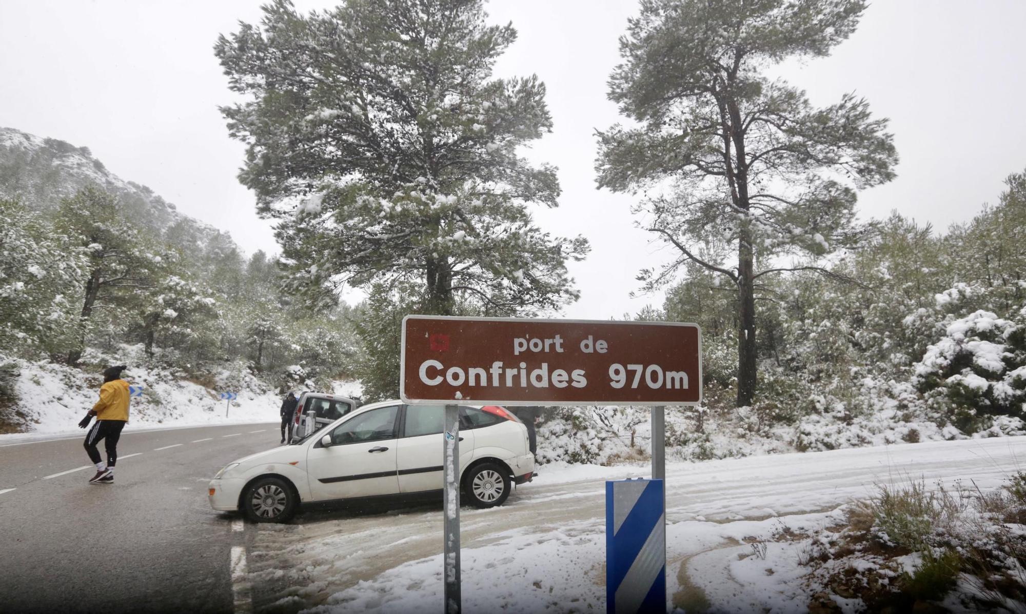 La nieve cubre de blanco el interior y las montañas de la Marina Baixa