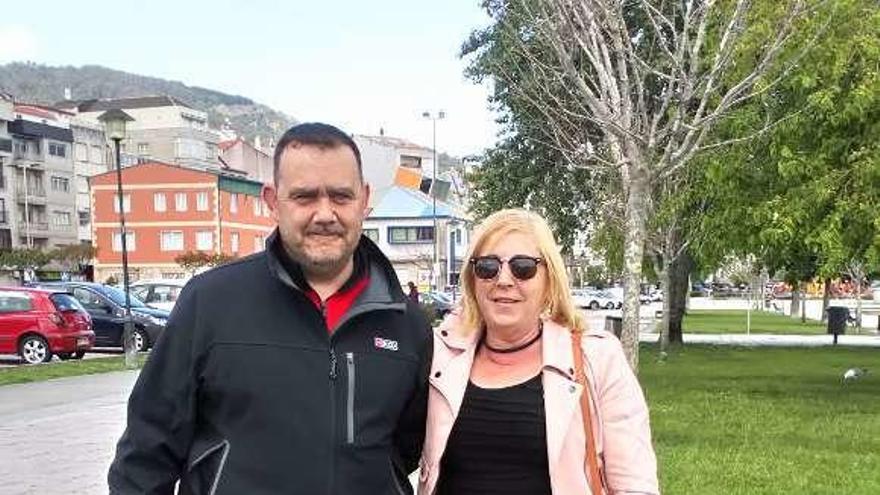 Carlos Lens y Charo Riobó, ayer ante el espacio de las fiestas. // G.N.