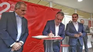 El presidente de Canarias, Ángel Víctor Torres, visita la planta de Coca-Cola en Tacoronte en su 25 aniversario