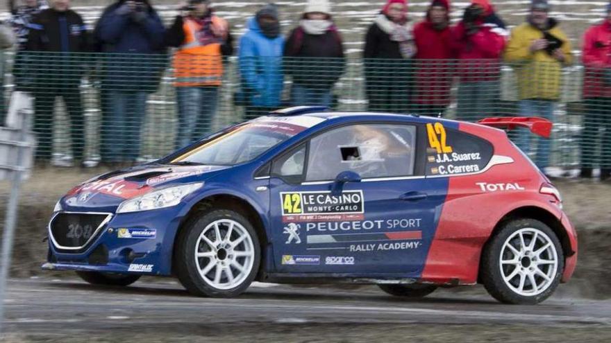 El Peugeot 208 R5 de Cándido Carrera y José Antonio Suárez, en uno de los tramos. // A.N.0