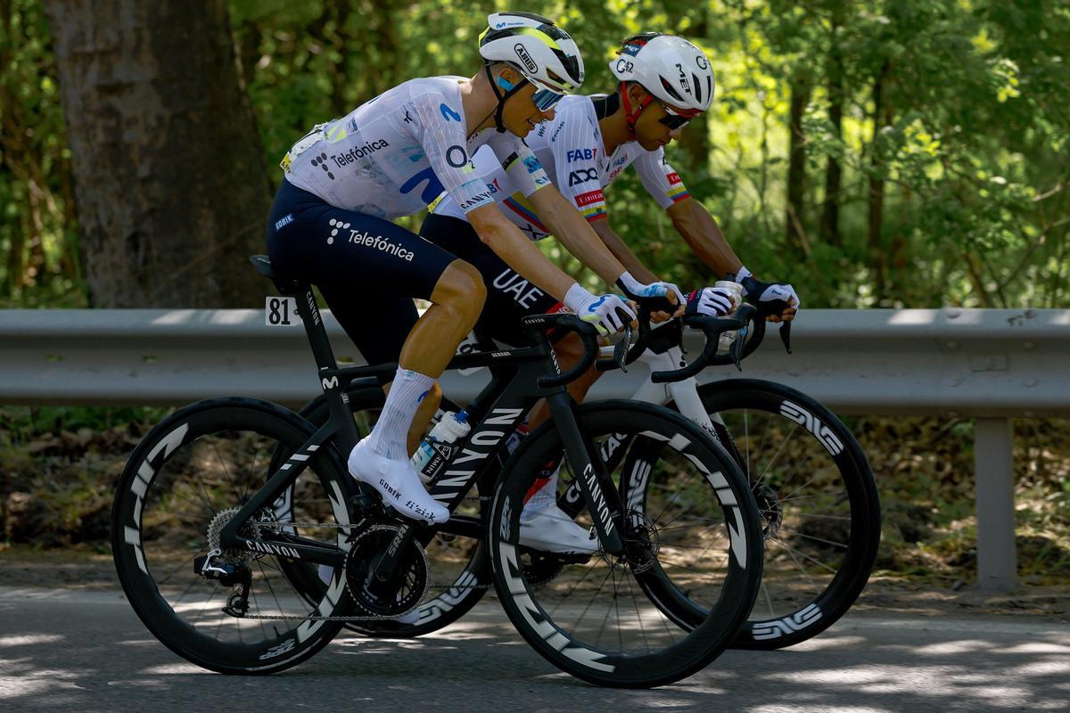 Enric Mas junto al corredor ecuatoriano Jhonatan Narváez.
