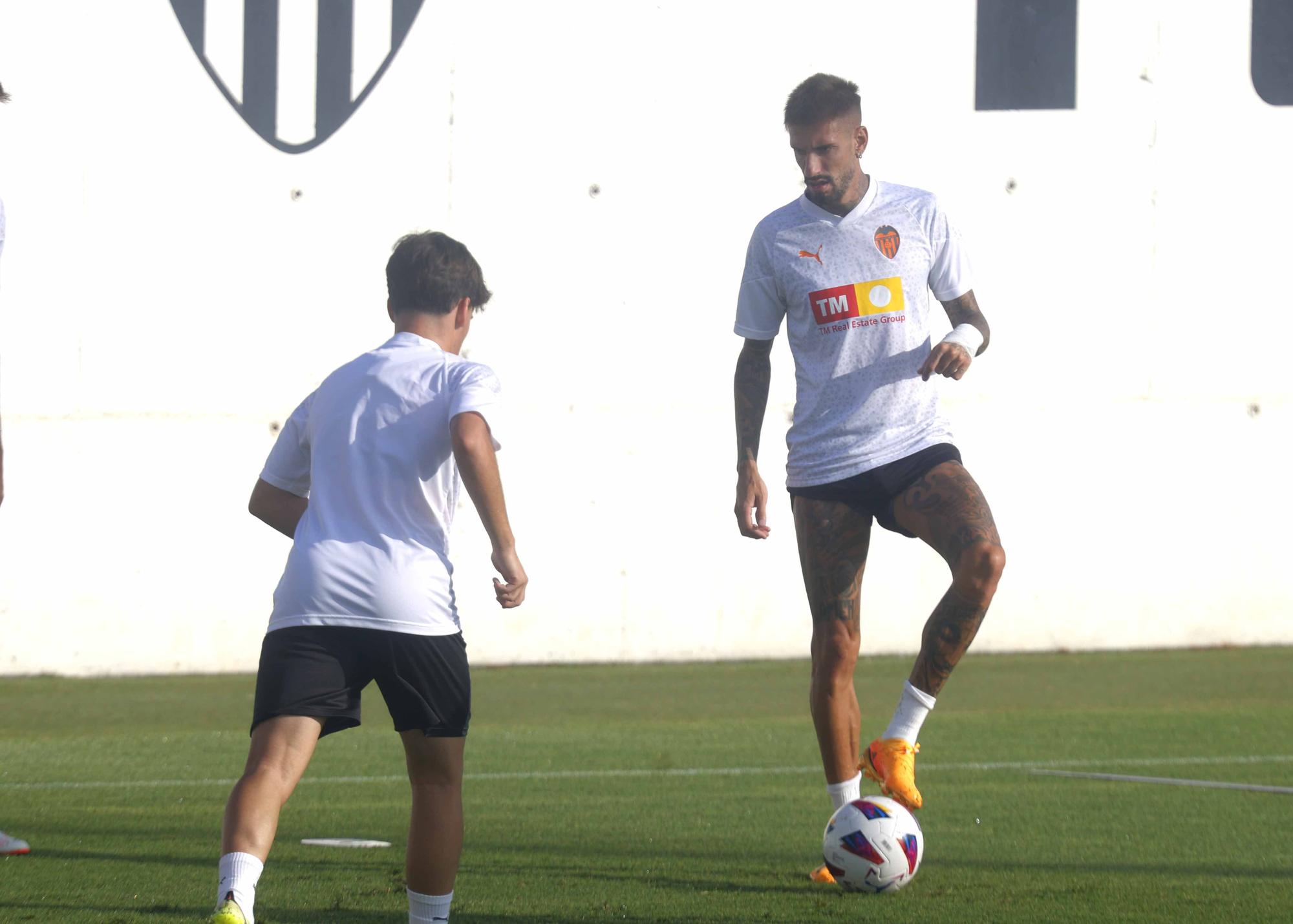 Primer entrenamiento del Valencia abierto a medios de comunicación