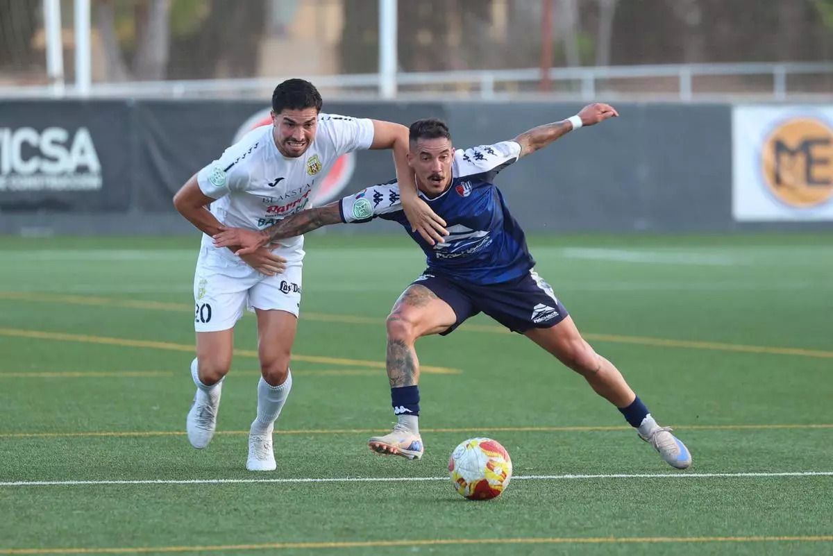 Luis Enrique Méndez, dorsal 20 de la Peña Deportiva, pugna por hacerse con el balón ante un jugador del Arenas de Armilla.