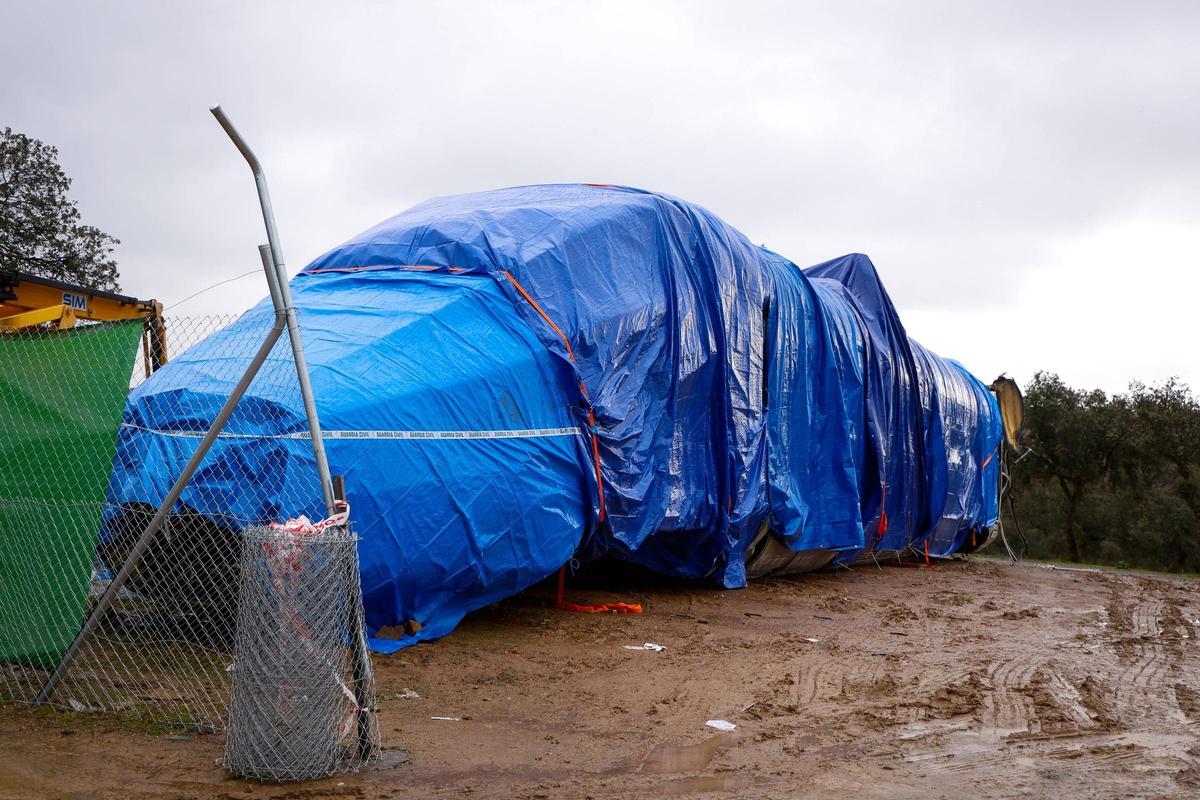 Un vagón precintado junto a las vías del tren en el lugar del accidente.