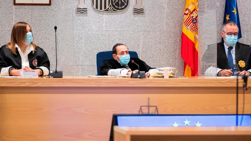 El magistrat que presideix el judici s&#039;enfronta enèrgicament a les peticions de defensa i acusacions